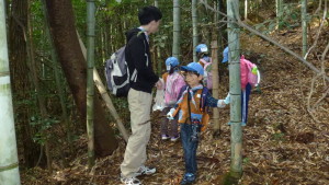 さらに上のひみつ基地を目指します。